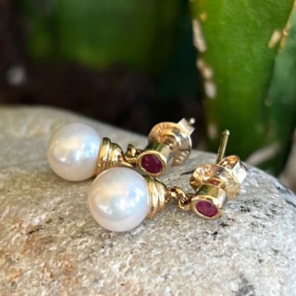 Wow! Gorgeous 14 karat gold, Ruby, and Pearl  Small Petite Dangle Drop Earrings - Picture 6 of 7